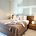 Mercury Tower 1br W Terrace And Rooftop Pool By Arco Collection Apartment